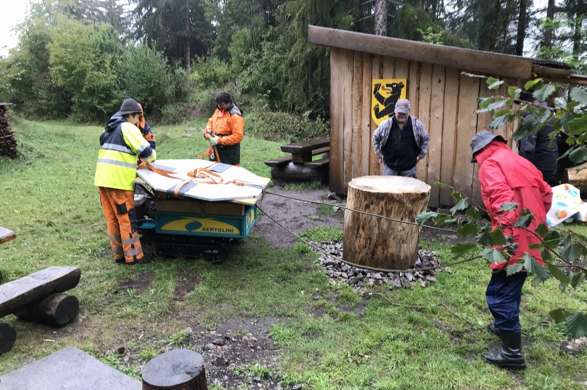 Die Tischtafel an der Burg Mannried wird aufgestellt.
