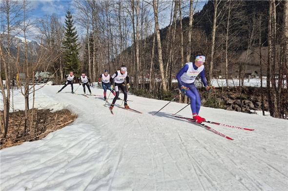 Die Top-Läuferinnen der U16 auf der Strecke.