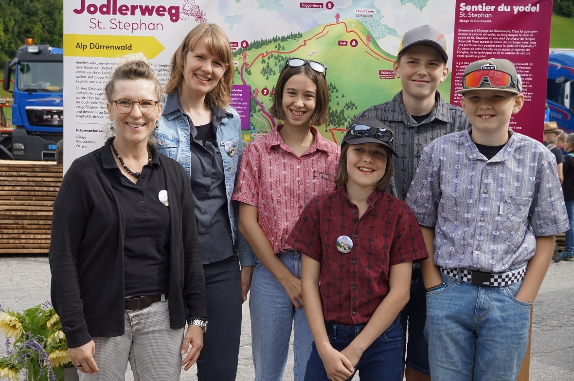 Tradition berührt und begeistert Die Touristikerinnen von St. Stephan Tourismus erhielten tatkräftige Unterstützung von der einheimischen Jugend. Hinten: Barbara Moor, Carmen Kuhnen und Till Moor sowie Vorne Marianne Moor, Sarah Kuhnen und John Moor.