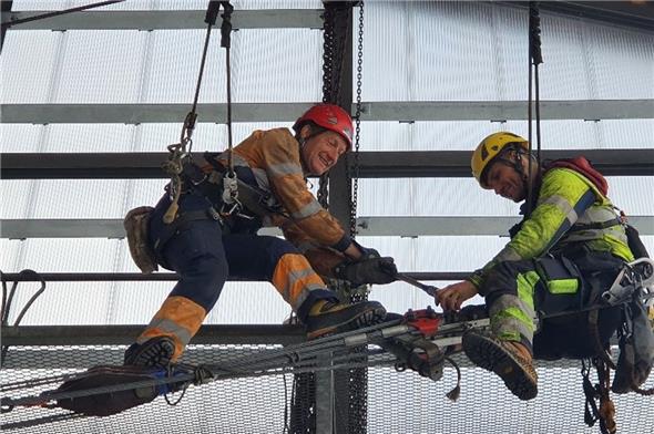 Die Tragseilmonteure bei ihrer akrobatisch anmutenden Arbeit.