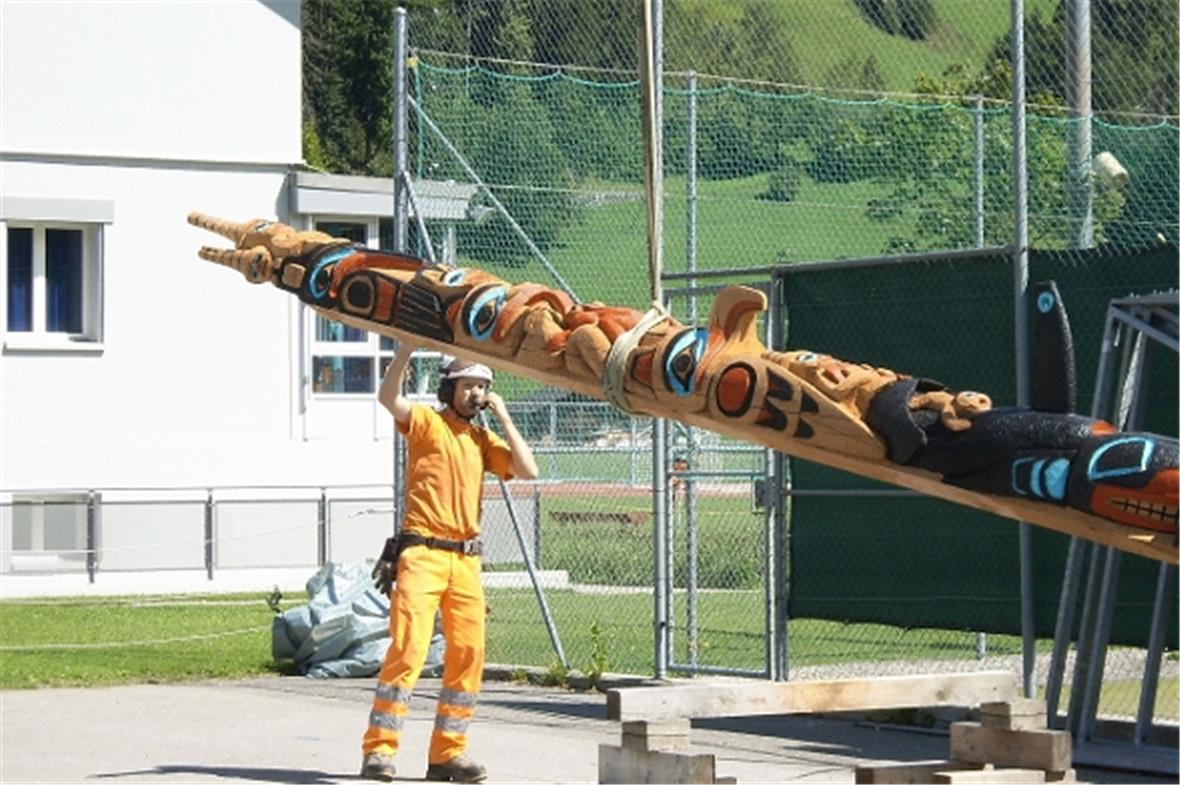 Die Transportschlinge ist angebracht, der kurze Flug kann beginnen.
