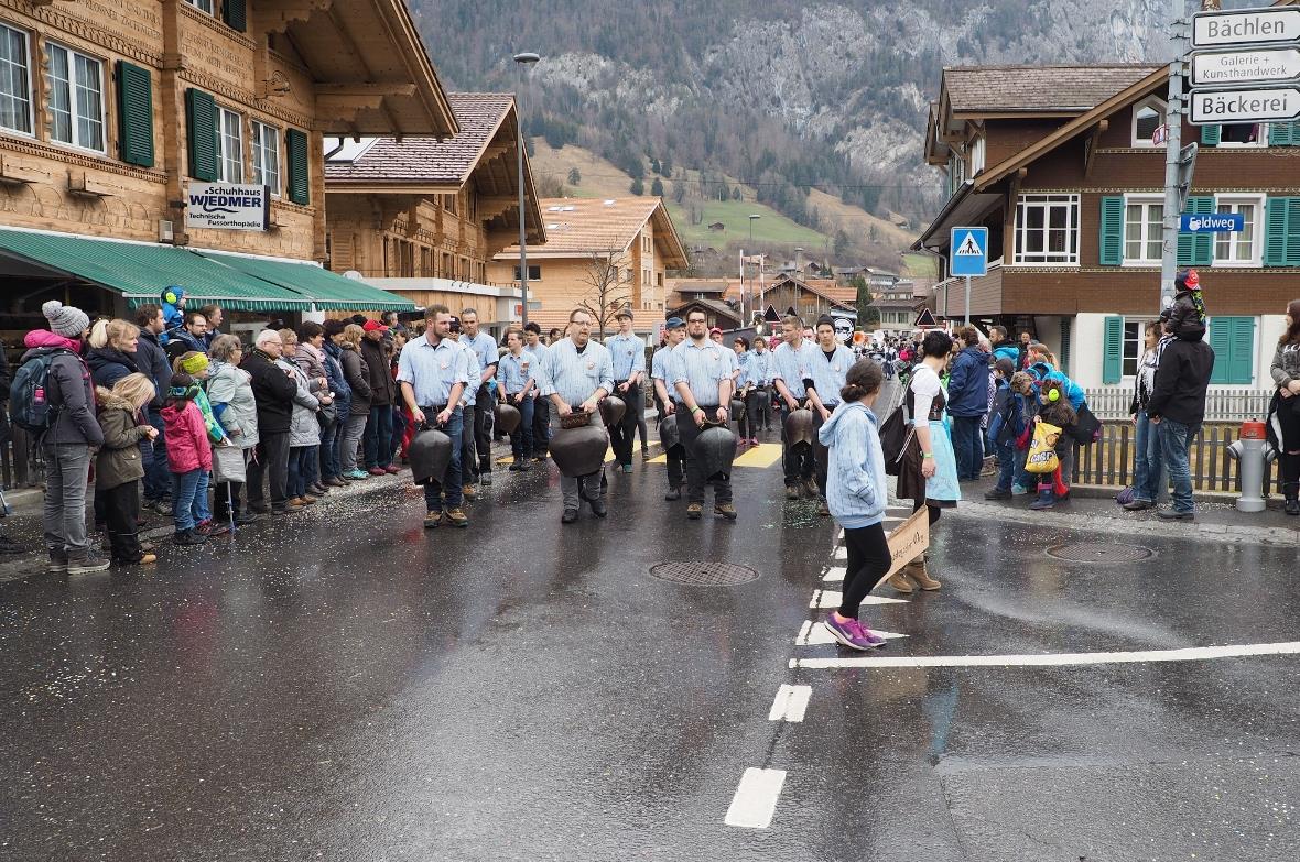 Die Treichler «läuteten» den Umzu ein.
