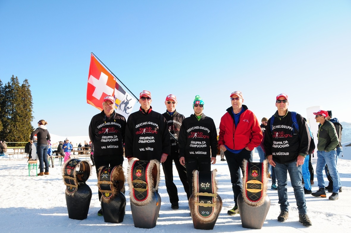 Die Trychelgruppe des Fanclubs von Dario Cologna war aus dem Val Müstair angerei...