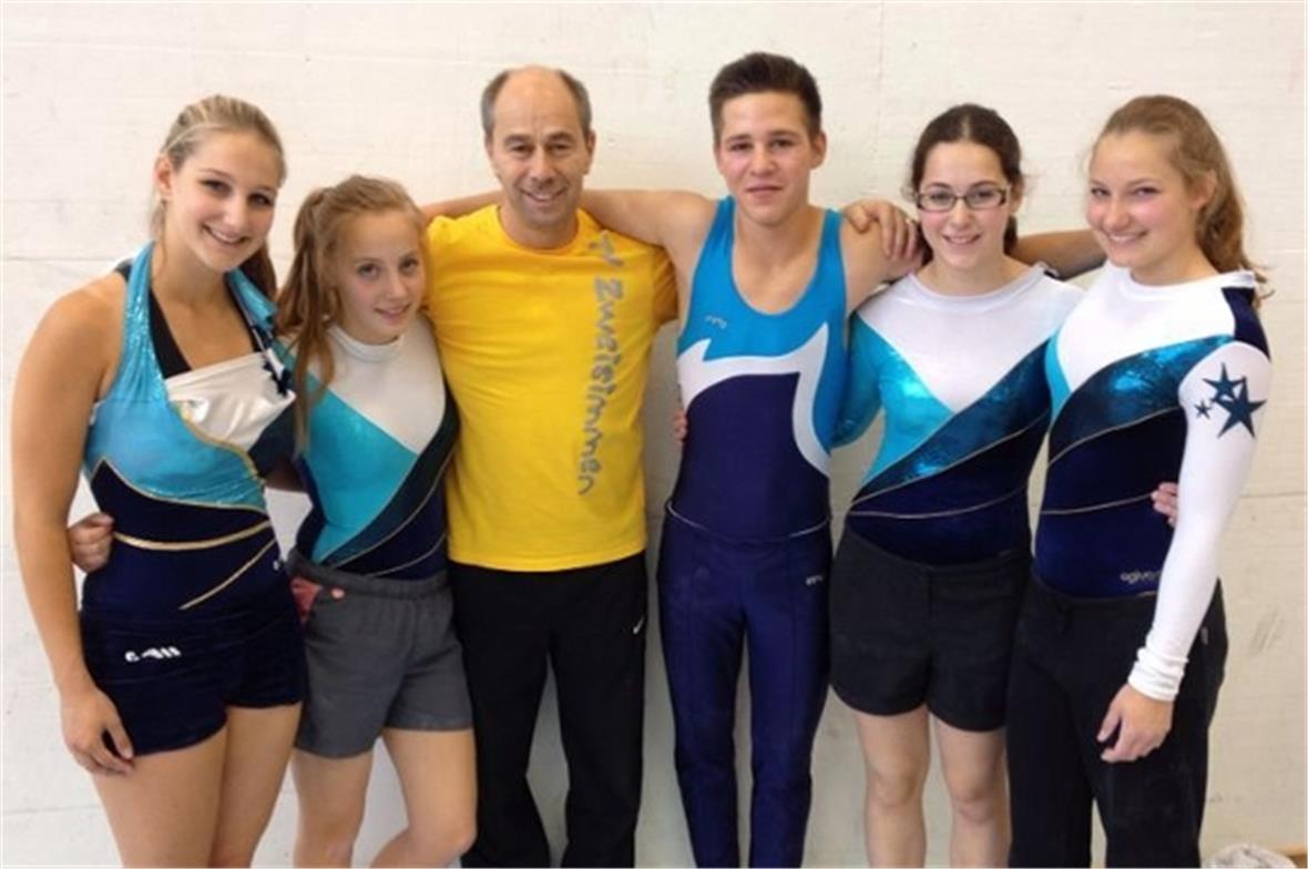 Die Turnerinnen K6 und der Turner K5 mit Trainer und Vereinspräsident Dani Dumont.