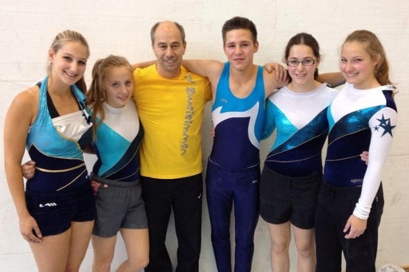 Die Turnerinnen K6 und der Turner K5 mit Trainer und Vereinspräsident Dani Dumont.