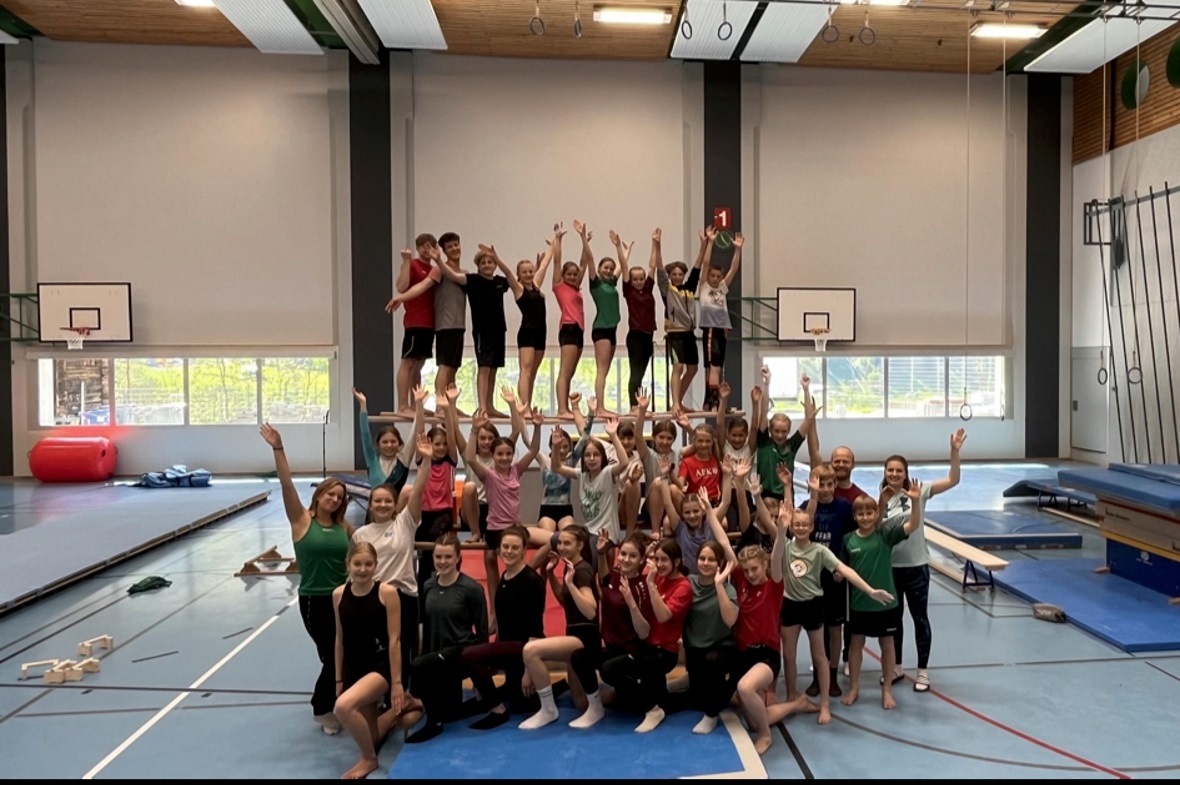 Die Turnerschar auf einen Haufen.