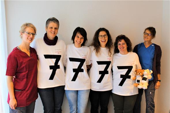 Die «Überbringerinnen» der 7777 Franken vom Förderverein Maternité Alpine an das Geburtshaus: Rosmarie Willener (2. v.l.), Vorstand, Ramona Mösching, Beirätin, Sandra Aegerter, Vorstand, Christa Hefti, Vorstand, mit den beiden Diensthebammen Hanna Tscherrig (ganz links) und Anna Barbara Kuenzi (rechts).