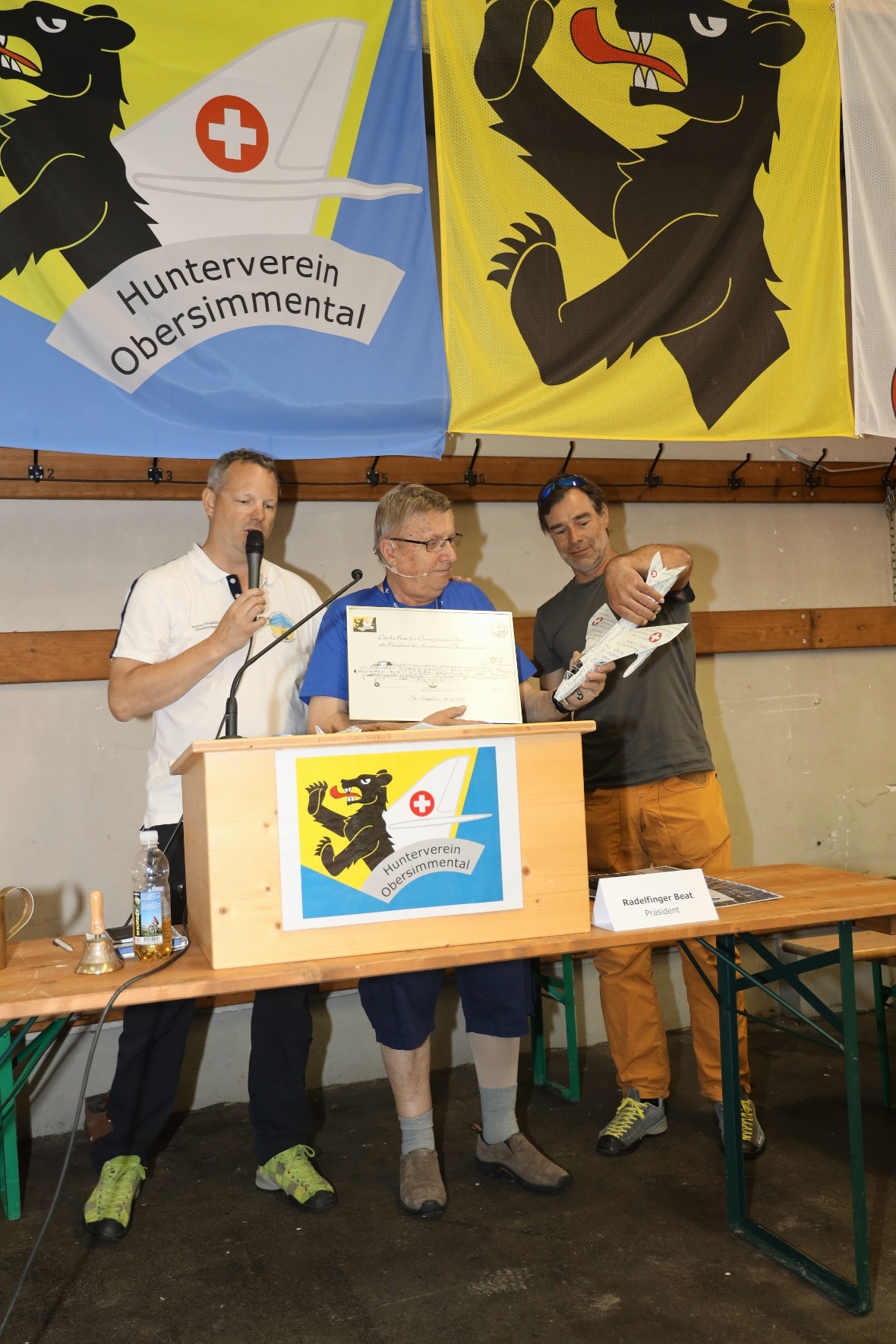 Die Überraschung: Der abtretende Präsident Beat Radelfinger nimmt das «Papyrus»-...