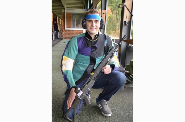 Die Überraschung ist dem Jungschütze Carlo Klossner aus Diemtigen, dem einzigen Oberländer Gewinner einer Goldmedaillen am JU+VE Einzelfinal, ins Gesicht geschrieben.