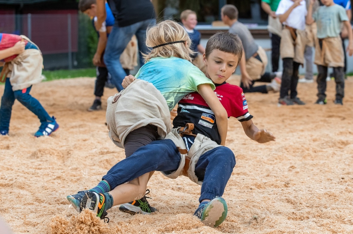 Die Übungen wurden immer sofort 1:1 geübt. Hier mit dem roten Shirt ist Oliver aus dem Simmental im Einsatz.