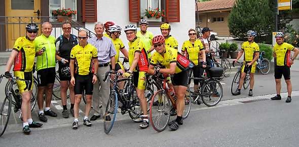 Die Velotour 2011 der Velo-Freunde Erlenbach am Main beim Zwischenstop in Oey.