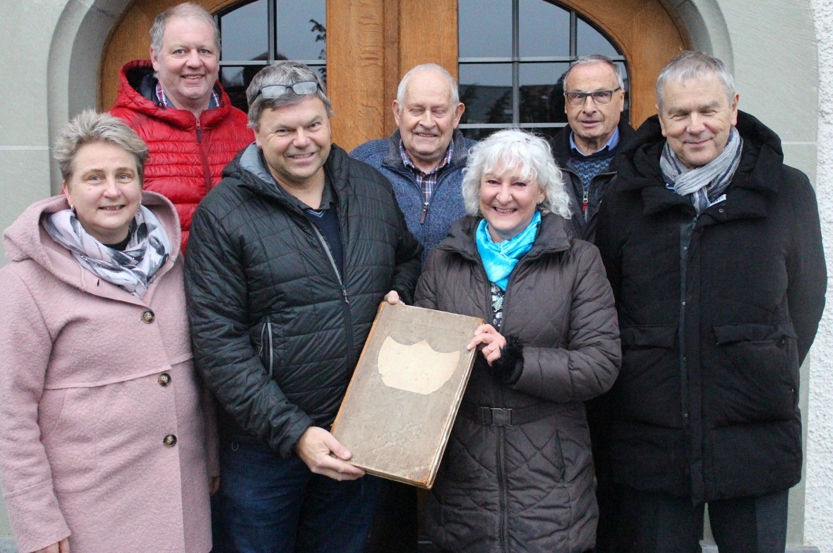 Die Verantwortlichen bei der Übergabe: Elisabeth Grünenwald (Gemeinderätin Zweisimmen), Markus Meier (Burgergemeinde Wimmis), Beat Meier (Präsident Burgergemeinde Wimmis), Hansjörg Mathis (Obersimmentaler Heimatmuseum), Regula Näf (Präsidentin Obersimmentaler Heimatmuseum), Josef Wetli (Obersimmentaler Heimatmuseum) und Rudolf Schneiter (Präsident der Fachkommission Dorfgeschichte Wimmis).