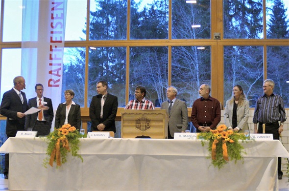 Die Verantwortlichen der Raiffeisenbank Niedersimmental: VR-Präsident Hans Jürg Schäfer, Bankleiter Rolf Mani, Beatrice Mani, Michael Bieri, Dominik Blatti, Vizepräsident Gottfried Jutzeler, Peter Olf, Elisabeth Knutti und Walter Witschi.
