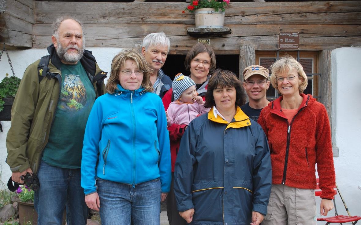 Die Verantwortlichen des Vogelwegs mit Unterstützung vom Tierarzt Andreas Küttel (links). v.l. vorne: Sandra Jordi, Barbara Karlen, Anne Pickhardt, (hinten v.l:) Christian Germann (Präsident Basisgruppe), Susanne Adam mit Töchterchen Rahel und Heinz Lerch. Es fehlen: Urs Stucki, Fritz Schneeberger und Lorenz Kunz.