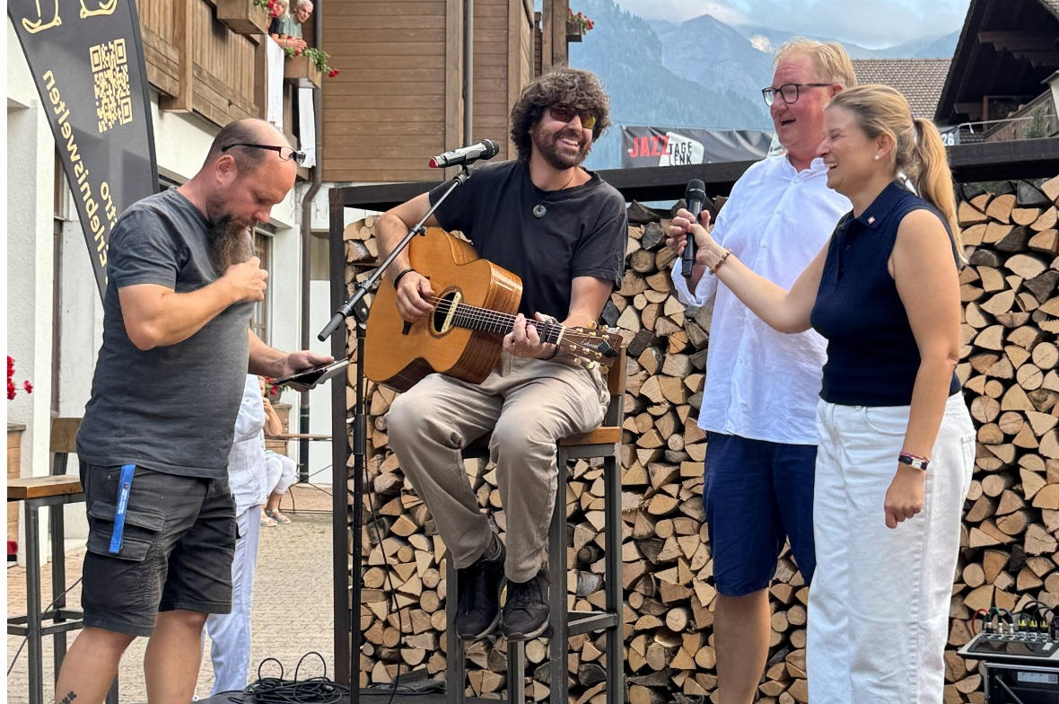 Die Verantwortlichen mit dem Interpreten Michael