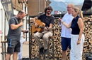 Die Verantwortlichen mit dem Interpreten Michael