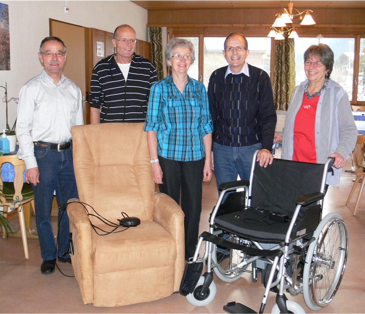 Vorweihnächtliche Freude im Alterspflegeheim Die Vereinspräsidenten freuen sich mit der Heimleitung an den geschenkten Pflegemobilien. Von links: Manfred Lempen von der Pro Senectute Obersimmental, Marcel Matti vom Altersverein, das Heimleiterehepaar Johann und Therese Zahler sowie Marianne Egger vom Frauenverein St. Stephan.