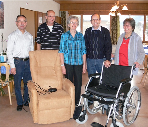 Die Vereinspräsidenten freuen sich mit der Heimleitung an den geschenkten Pflegemobilien. Von links: Manfred Lempen von der Pro Senectute Obersimmental, Marcel Matti vom Altersverein, das Heimleiterehepaar Johann und Therese Zahler sowie Marianne Egger vom Frauenverein St. Stephan.