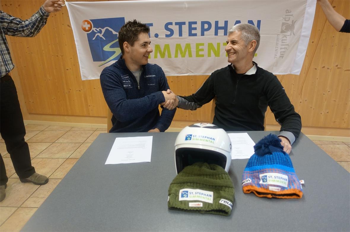 Die Vertragsunterzeichnung zwischen Skirennfahrer Lars Rösti und Tourismus-Geschäftsstellenleiter Eric Berset wurde mit einem herzlichen Shakehands besiegelt.