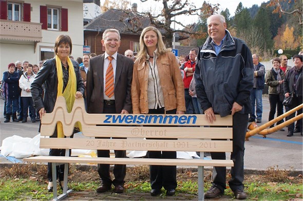 Die Vertreter der Partnergemeinden Zweisimmen und Oberrot halten die Partnerscha...