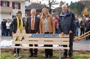 Die Vertreter der Partnergemeinden Zweisimmen und Oberrot halten die Partnerscha...