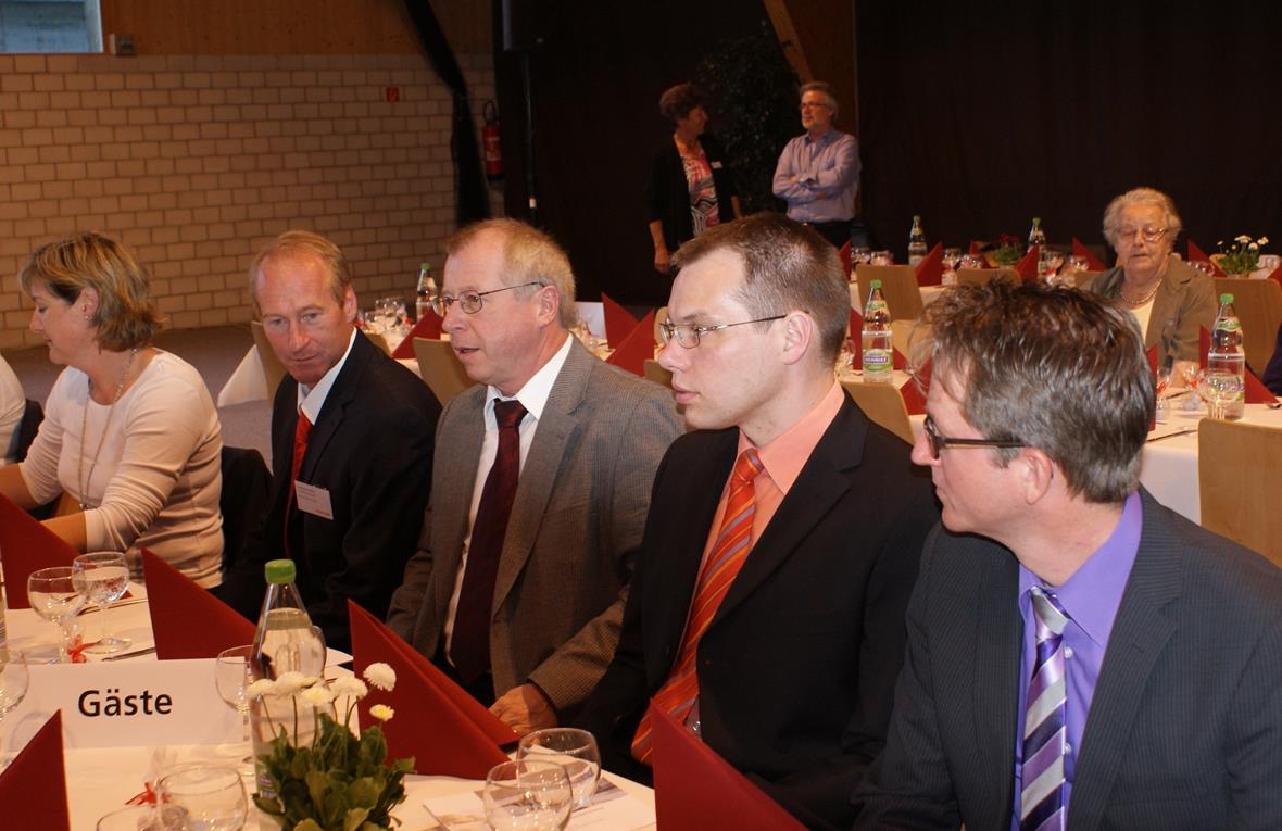 Die Vertreter der RB Niedersimmental waren als Gäste anwesend: (von rechts) Rolf Mani, Bankleiter; Michael Bieri (VR) und Gottfried-Jutzeler VR-Präsident an der Seite von Hansjürg Schäfer (VRP RB Diemtigen).