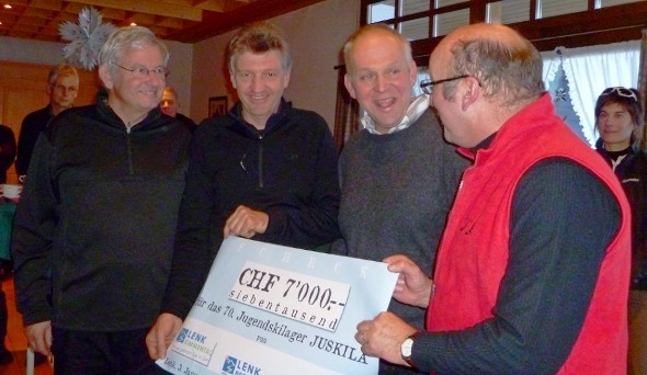 Die Vertreter von Lenk Tourismus, Lenk Bergbahnen und der Gemeinde Lenk überreichen einen Cheque zum Jubiläum des JUSKILA’s.