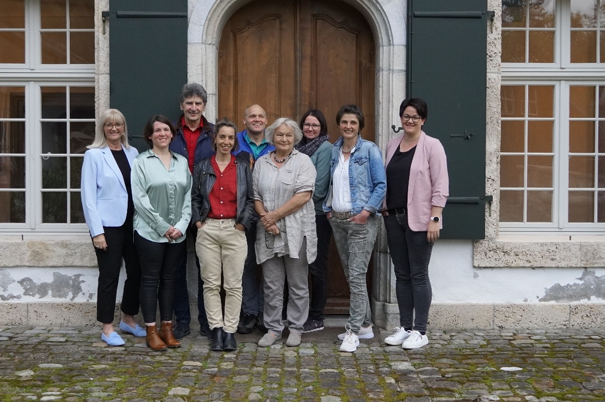 Die Verwaltung und die Co-Betriebsleitung der Maternité Alpine engagieren sich ohne Wenn und Aber für das Wohl der schwangeren Frauen in der Region: Präsidentin und Grossrätin Anne Speiser, Tabitha Perreten, Grossrat Hans Schär, CoBetriebsleiterin Susanne Reber, Vizepräsident Martin Hefti, Marianne Haueter, Finanzverwalterin Alexandra Schläppi, Ursula Michel und Co-Betriebsleiterin Andrea Linder.