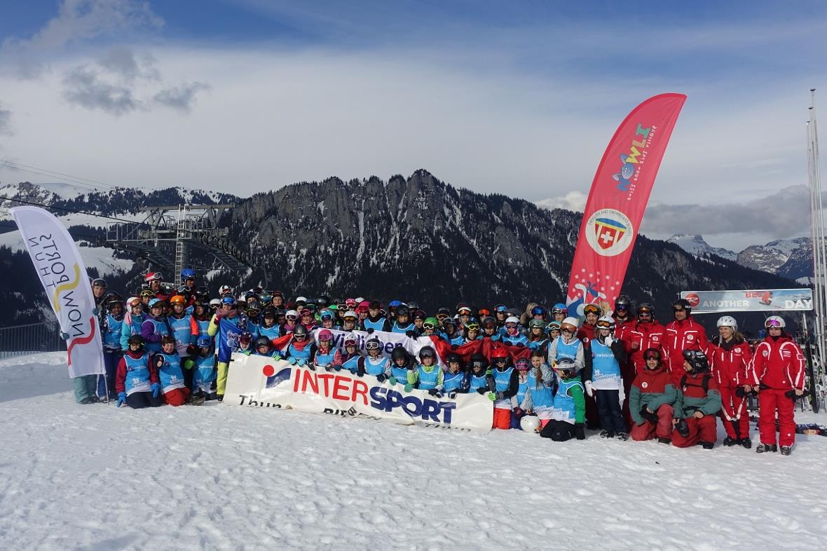 Die Viert- bis Sechstklässler der Primarschule Lerchenfeld – Goldiwil zusammen m...