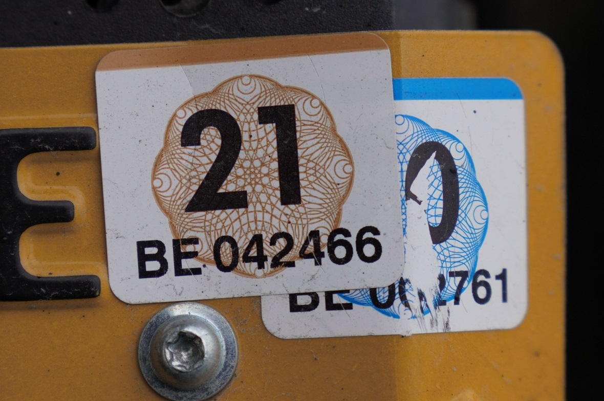 Die Vignette für Mofas und E-Bikes wird es für das Jahr 2022 nicht mehr an den lokalen Ausgabestellen geben, sondern nur noch zentral per Post.