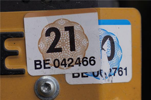 Die Vignette für Mofas und E-Bikes wird es für das Jahr 2022 nicht mehr an den lokalen Ausgabestellen geben, sondern nur noch zentral per Post.