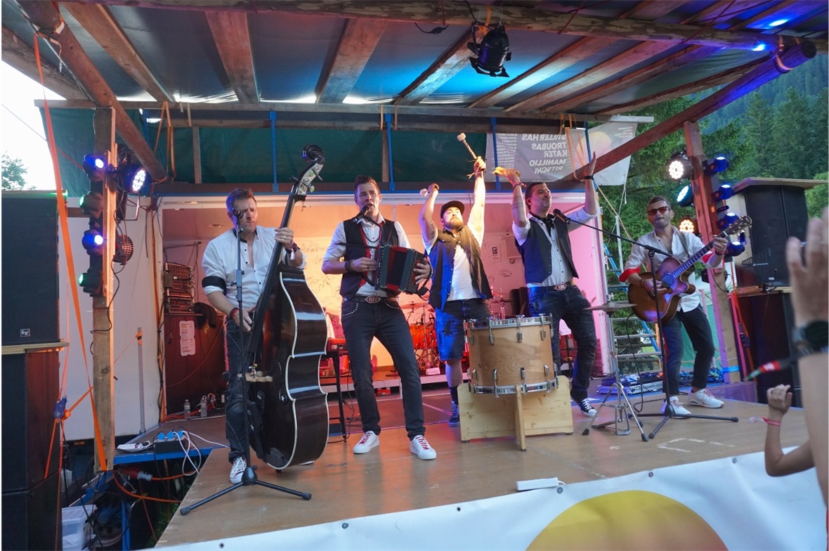 Die Vollblutmusiker von VolxRox brachten eine treue Fangemeinde mit.