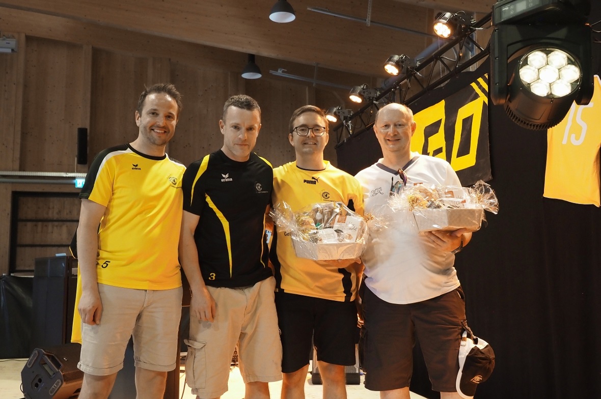 Die Vorstandsmitglieder Pascal Buchs und Nicolas Moser ehrten den Präsidenten Patrick Matti und Spiko Marcel Spalinger.