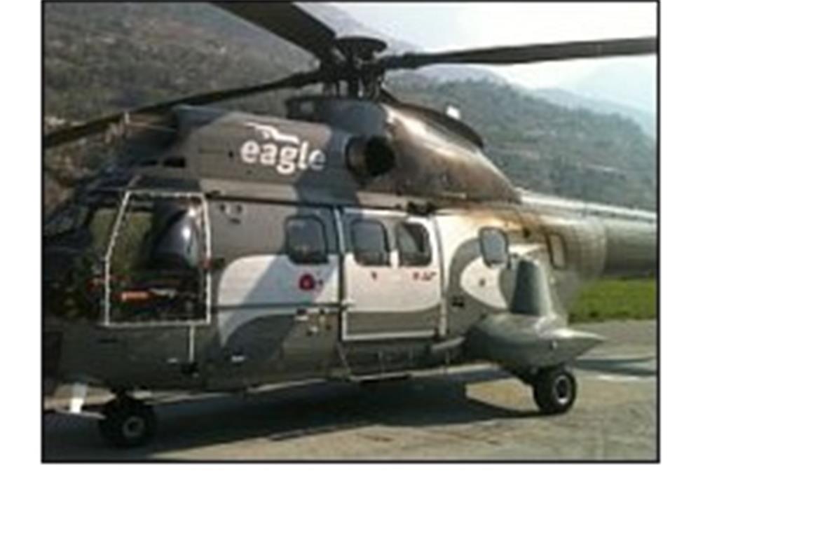 Die Waffe von Thomas Bolzli gegen die Flammen: Der Super Puma der Firma «Eagle»....