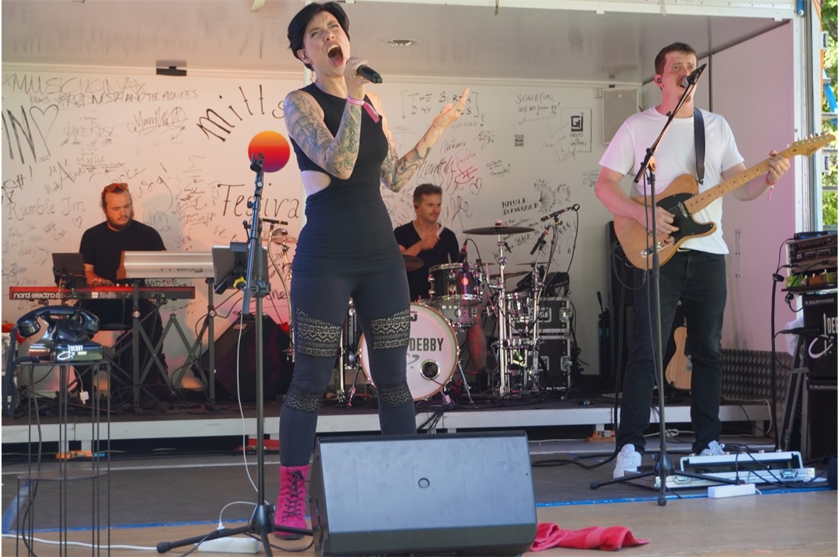 Die Walliserin Debbie ist seit 30 Jahren im Musikgeschäft unterwegs, und setzt s...