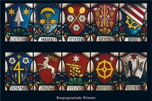 Die Wappen der Burgerfamilien in einem Fenster der Wimmiser Kirche.