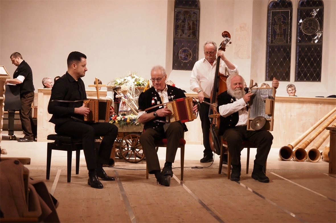 Die «Waschbrettörgeler» mit Gyorgi Spasov und Ruedi König, begleitet von Willi Bütschi am Kontrabass und Martin Münger am Waschbrett, brachten Chilbi-Stimmung in die Kirche.