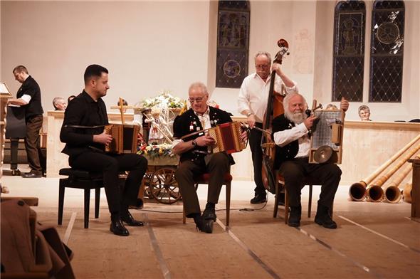 Die «Waschbrettörgeler» mit Gyorgi Spasov und Ruedi König, begleitet von Willi Bütschi am Kontrabass und Martin Münger am Waschbrett, brachten Chilbi-Stimmung in die Kirche.