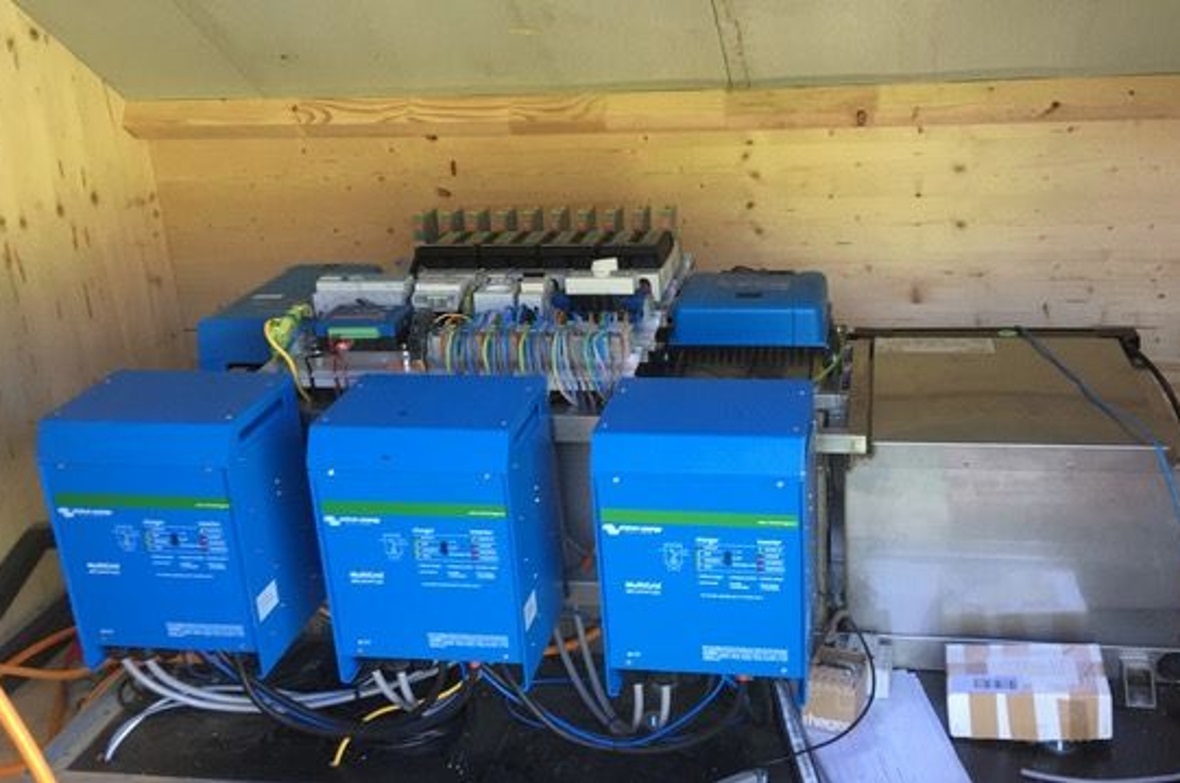 Mobile Solaranlagen in der Bau- und Landwirtschaftszone Die Wechselrichter und Batterien der mobilen Solaranlage ermöglichen, dass der Strom auch während der Hauptgebrauchszeit genutzt werden kann.