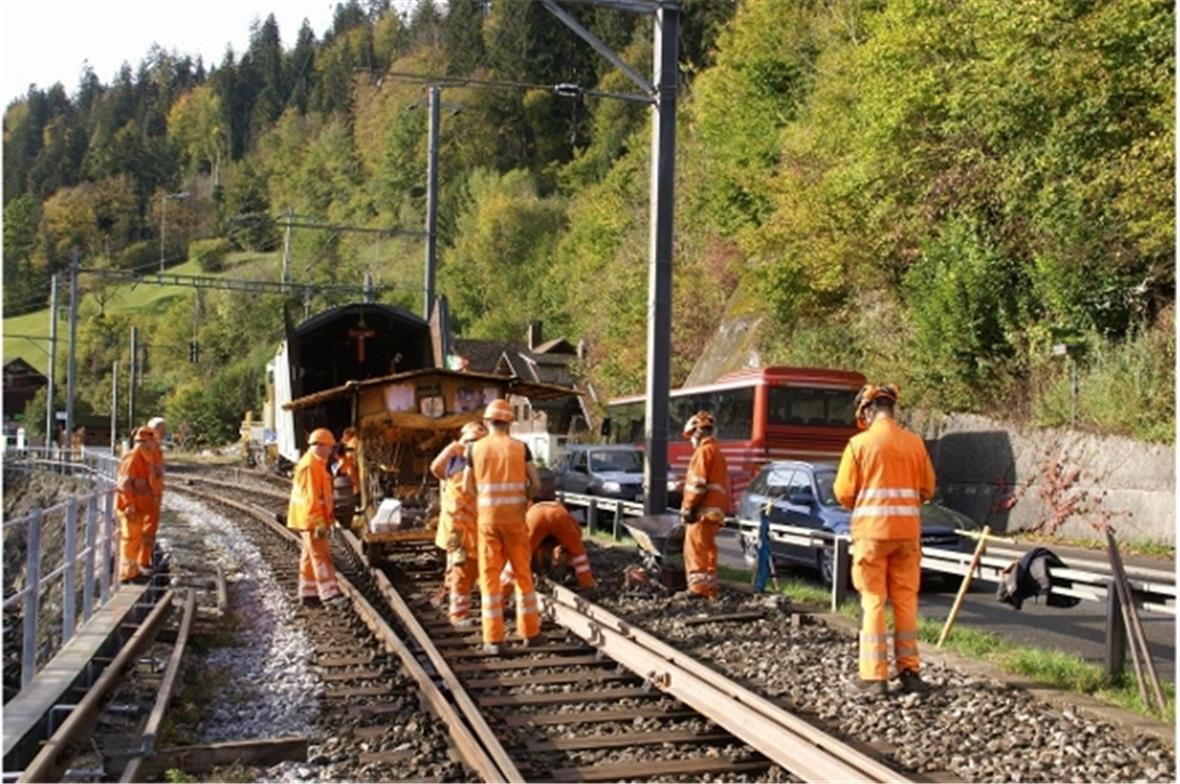 Die Weichen müssen periodisch gewartet werden.