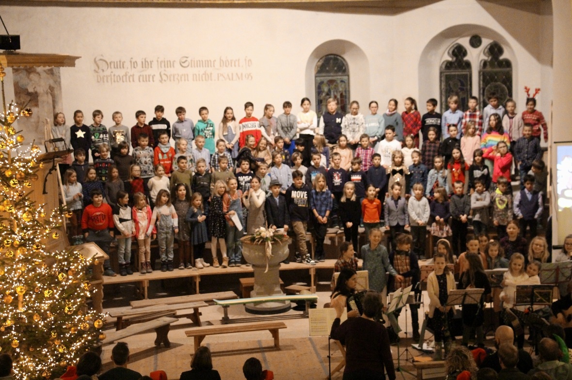 Die Weihnachtsfeier mit den Kindern der Volksschule Zweisimmen stellte die Frage nach dem Sinn des Festes.