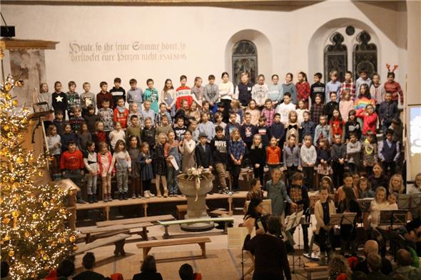 Die Weihnachtsfeier mit den Kindern der Volksschule Zweisimmen stellte die Frage nach dem Sinn des Festes.