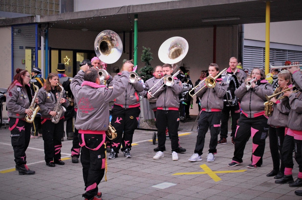 Die Wimmiser «Guggenmusig Schattepööggle» eröffnete das Wimmiser «Guggä-Fescht» als Gastgeber im Freien.
