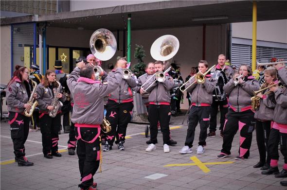 Die Wimmiser «Guggenmusig Schattepööggle» eröffnete das Wimmiser «Guggä-Fescht» als Gastgeber im Freien.