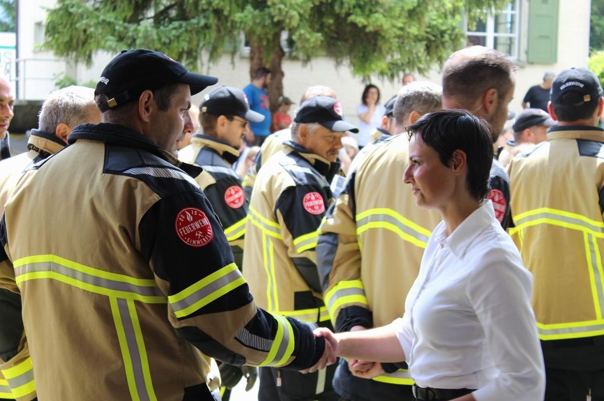 Die Wimmiser Pfarrerin Sarah Müller segnete nicht nur die neue Einsatzkleidung der Feuerwehr Simmenfluh, sondern wünschte auch jedem der in der neuen Schutzkleidung angetretenen 44 Einsatzkräfte persönlich den Segen Gottes.