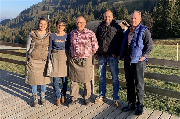 Die Wirtefamilie von Känel (Katja, Nelly und Peter) und die neu gewählten Verwaltungsräte Jörg Ueltschi und Martin Schäfer.