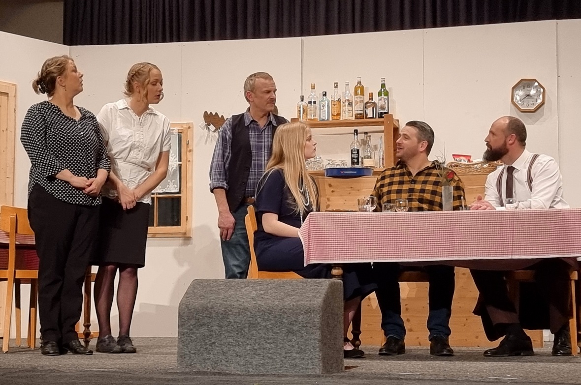 Die Wirtin (Sabrina Kurzen), die Serviertochter Anita (Michaela Klopfenstein) un...