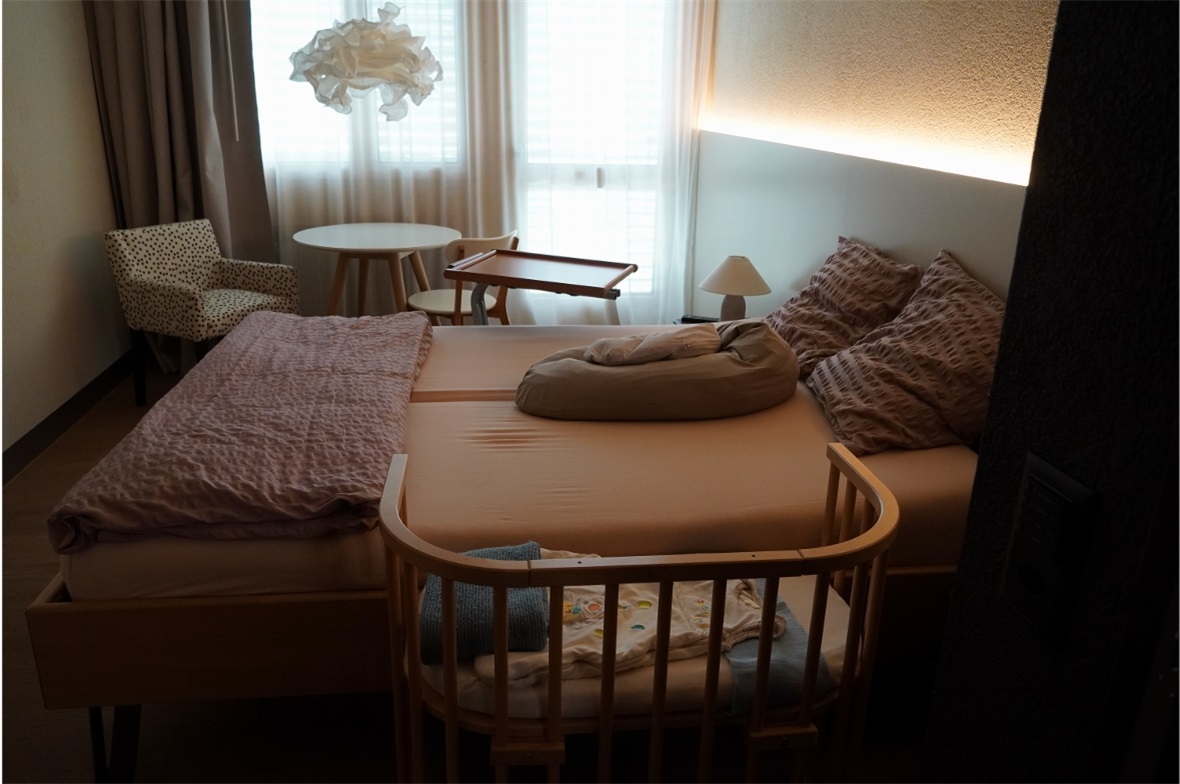Die Wochenbettzimmer sind hell und moderne, mit Platz für den Partner.