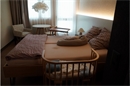 Die Wochenbettzimmer sind hell und moderne, mit Platz für den Partner.