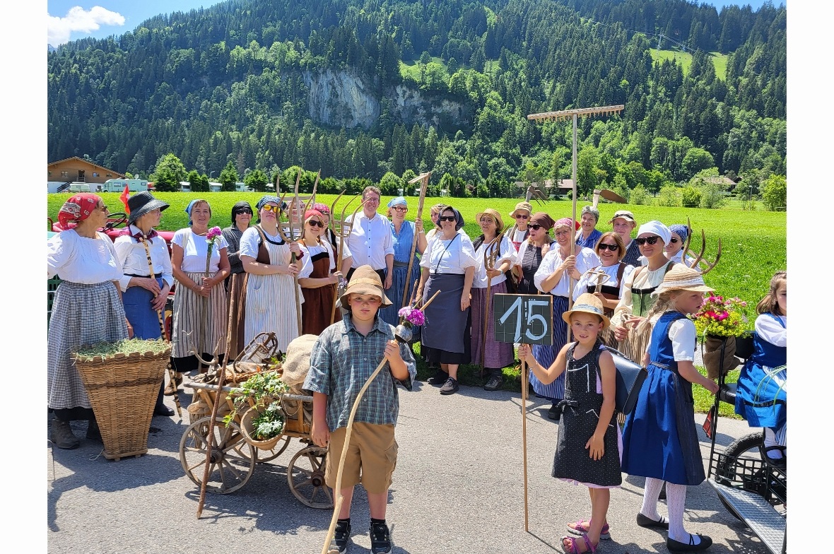 Die Wyberschlacht-Frauen packten sich vor dem Umzug spontan den Rösti Bärt.